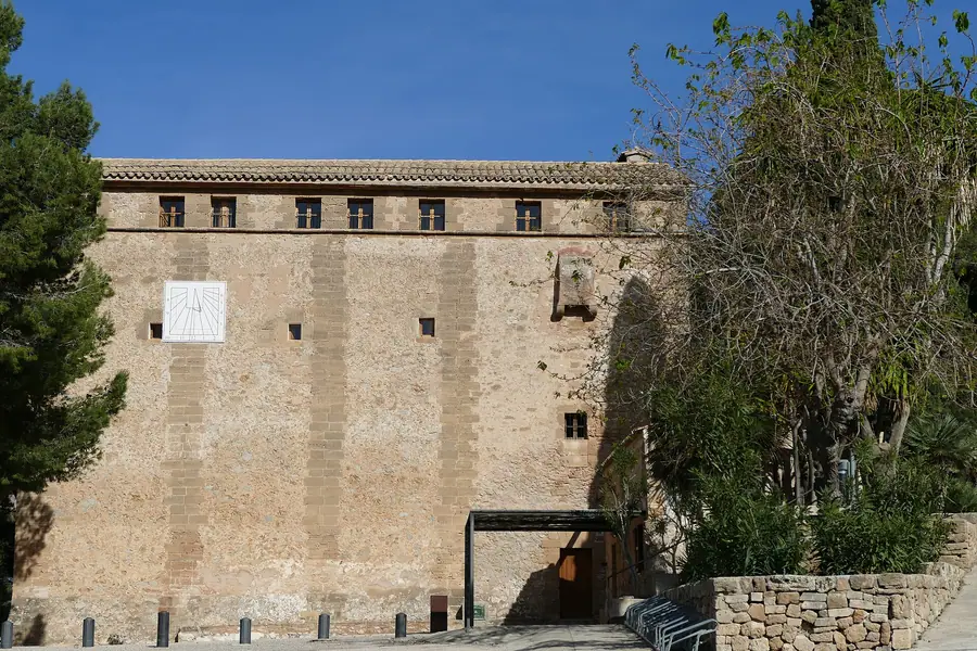 La façade en pierre de l'Ermita de la Victòria, ancien monastère fortifié d'Alcúdia.