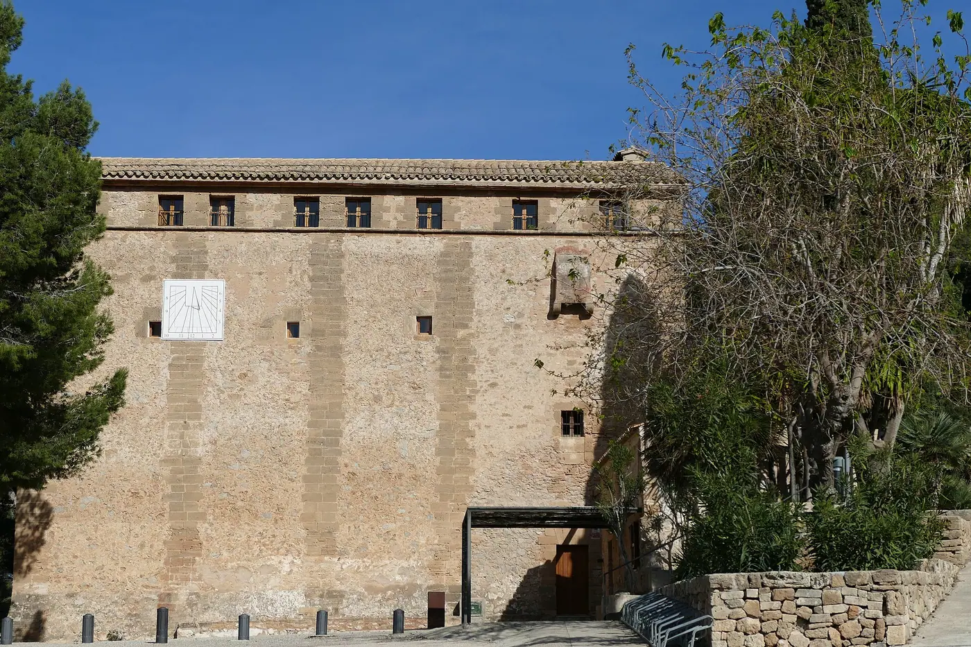 La façade en pierre de l'Ermita de la Victòria, ancien monastère fortifié d'Alcúdia.