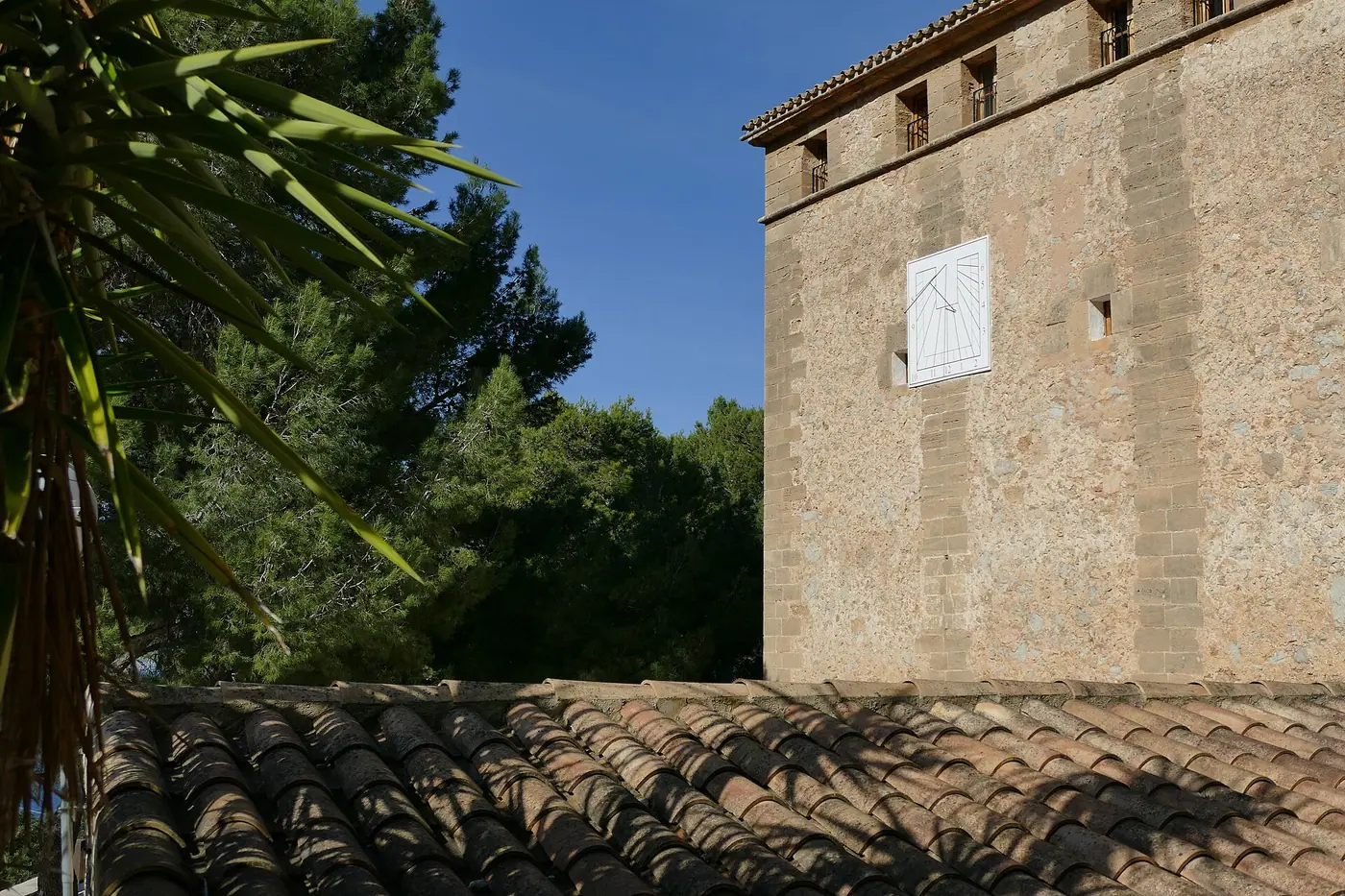 Détail architectural du clocher-tour de l'Ermita de la Victòria.