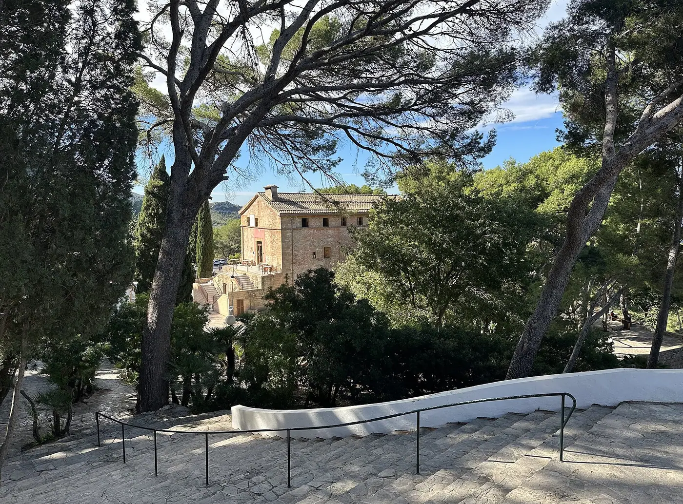 L'Ermita de la Victòria nichée dans la pinède de la péninsule d'Alcúdia.