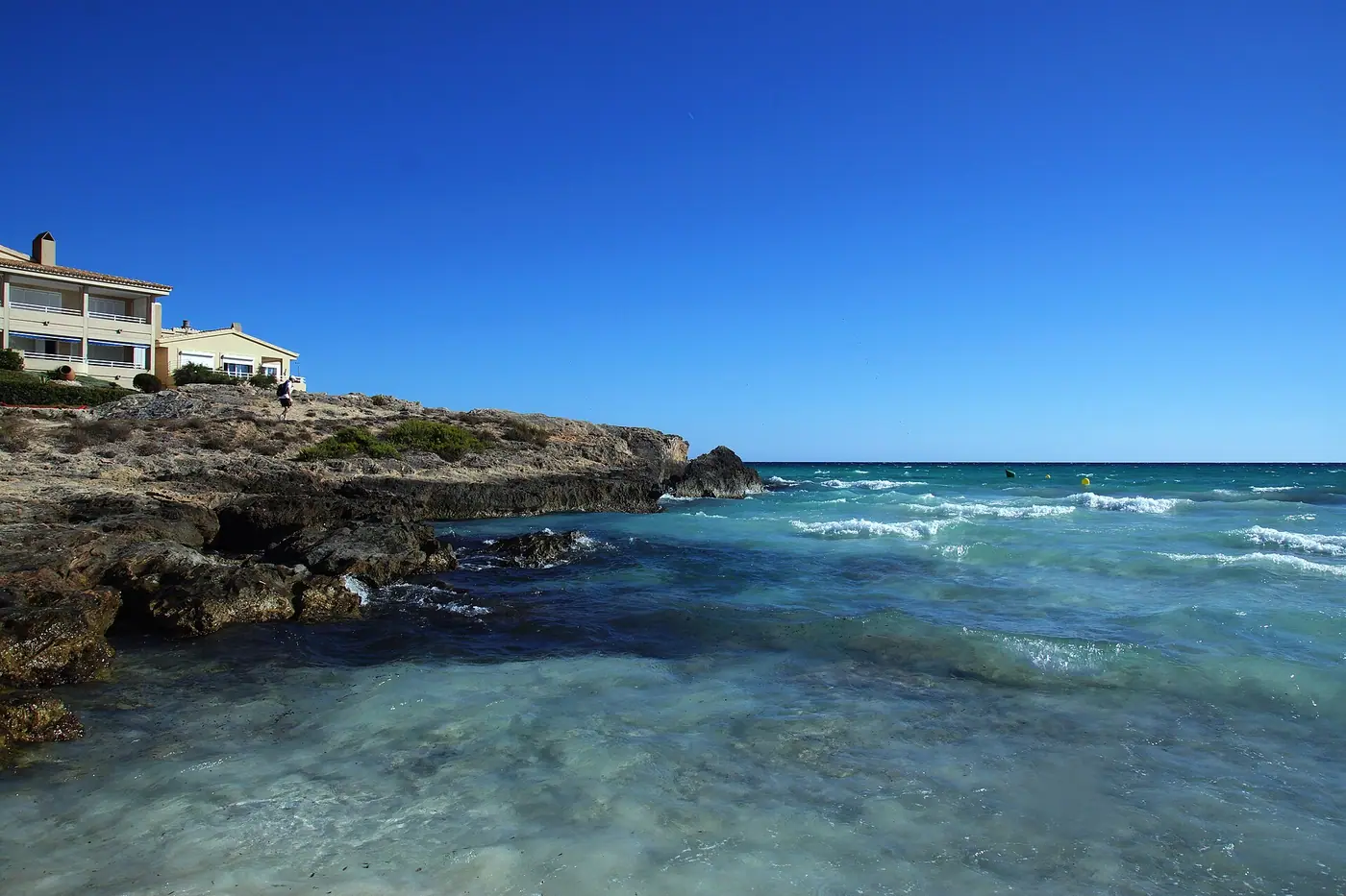 Eaux turquoise et rochers à Es Trenc, l'une des plus belles plages de Majorque.