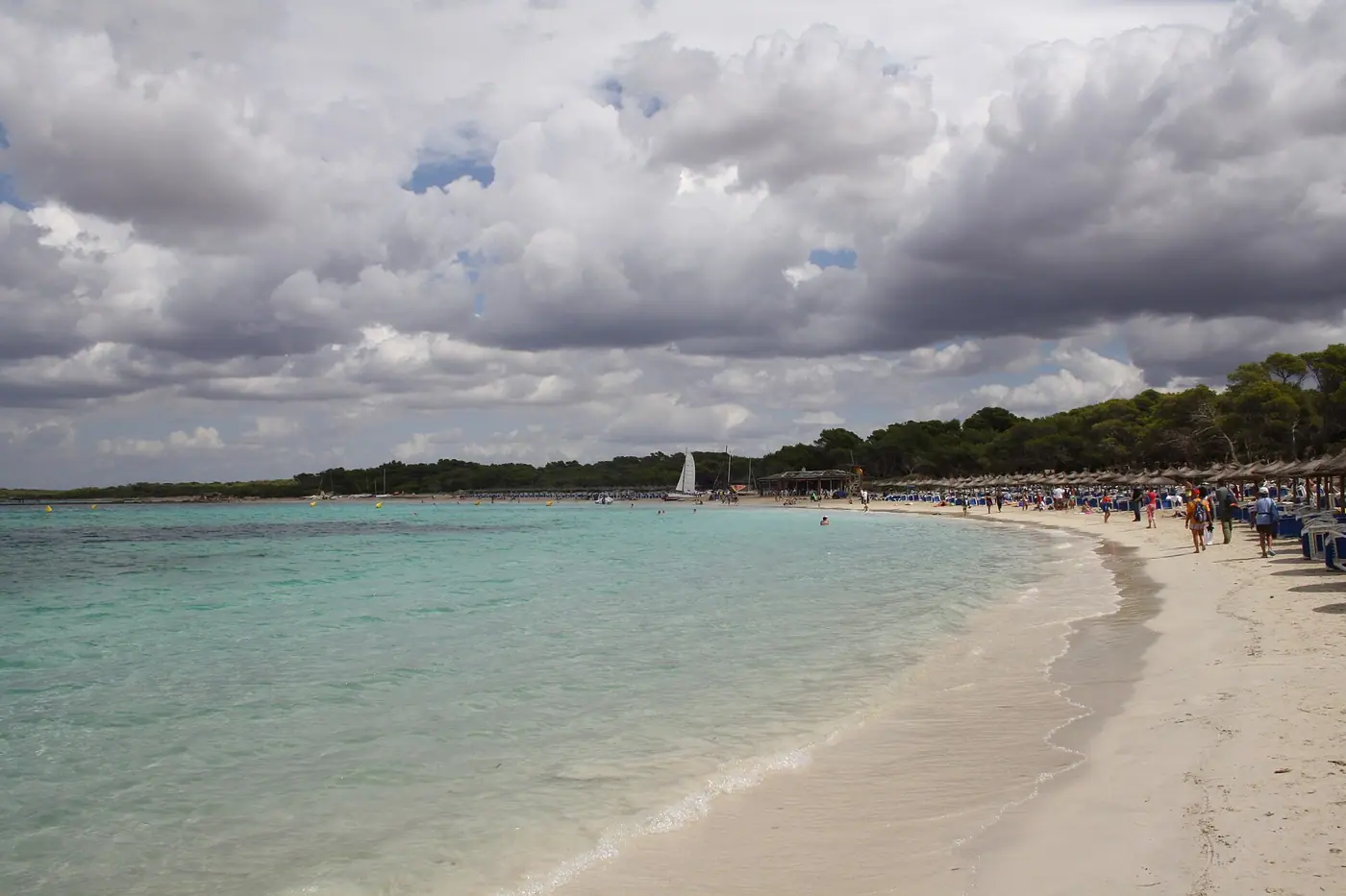 Longue plage de sable blanc d'Es Trenc sous un ciel spectaculaire.