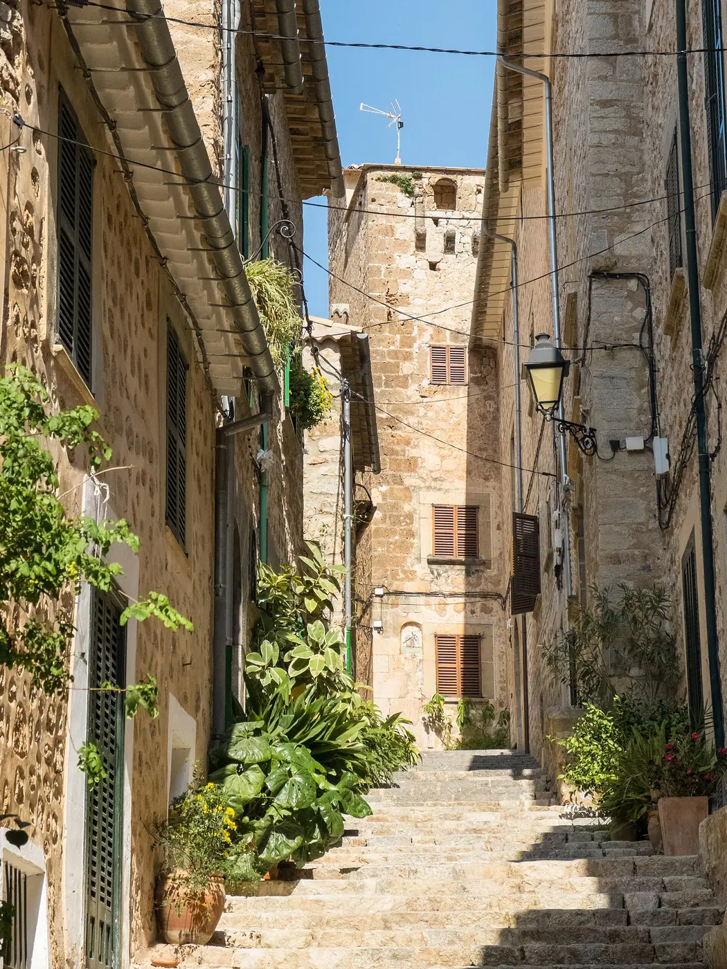 Rue pittoresque de Fornalutx avec son clocher