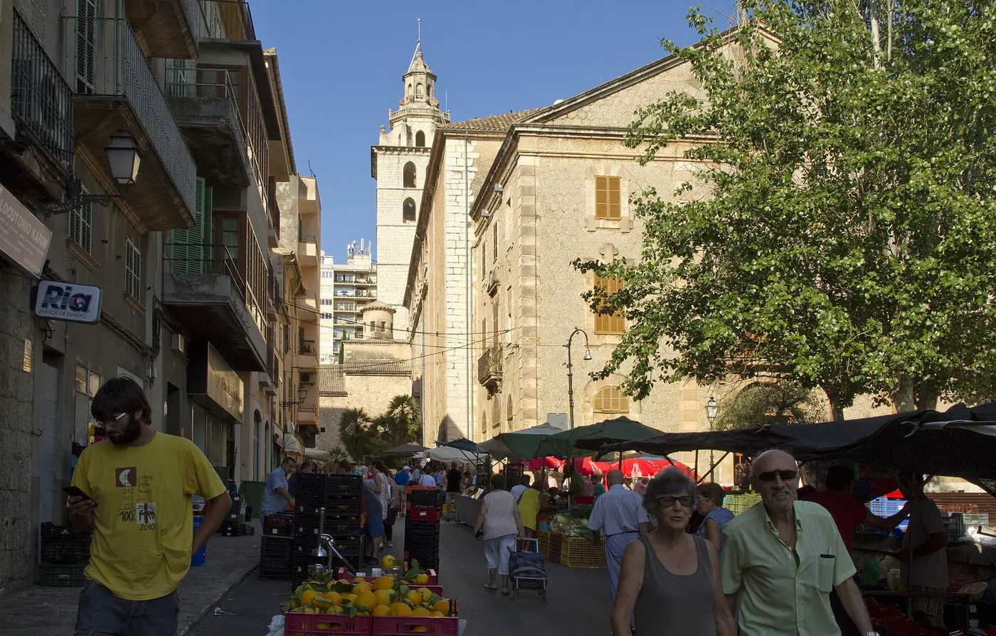 Rue du marché du jeudi à Inca avec le clocher