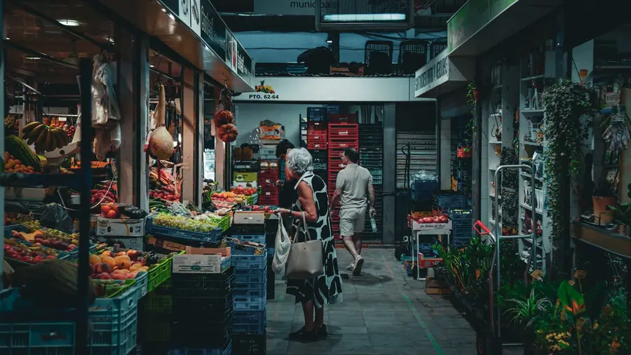 Marché couvert méditerranéen avec étals de légumes
