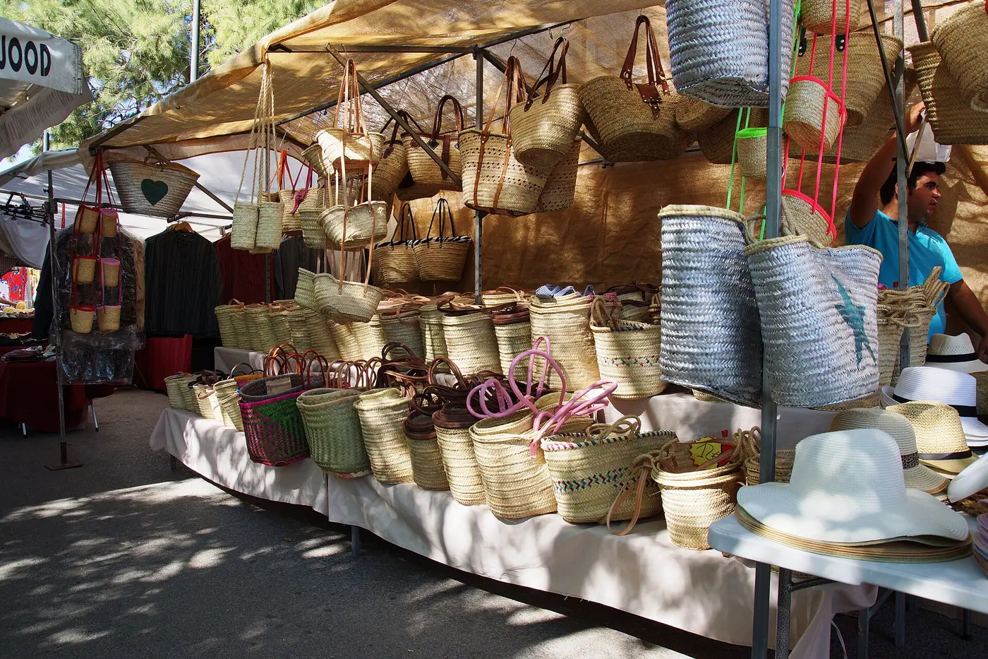 Étal d'osier et de chapeaux au marché de Sineu