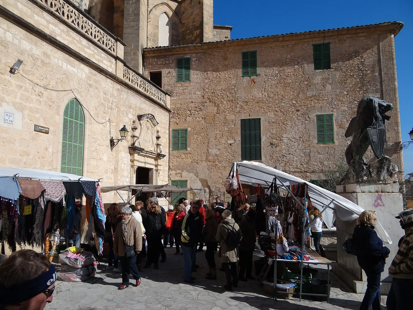 Rue animée du marché du mercredi à Sineu