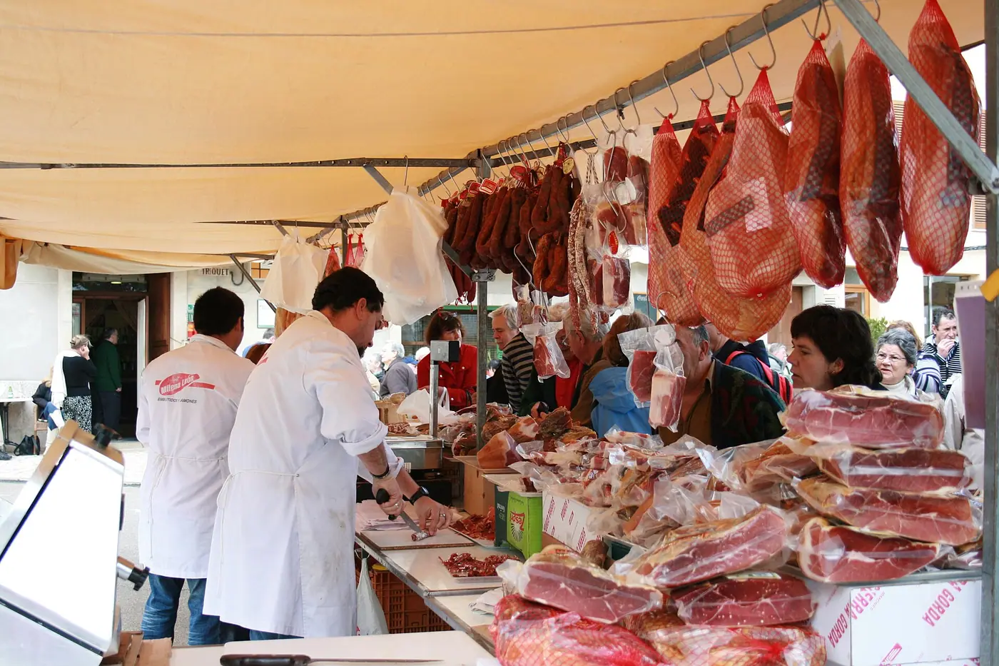 Étal de charcuterie et jambons au marché de Sineu