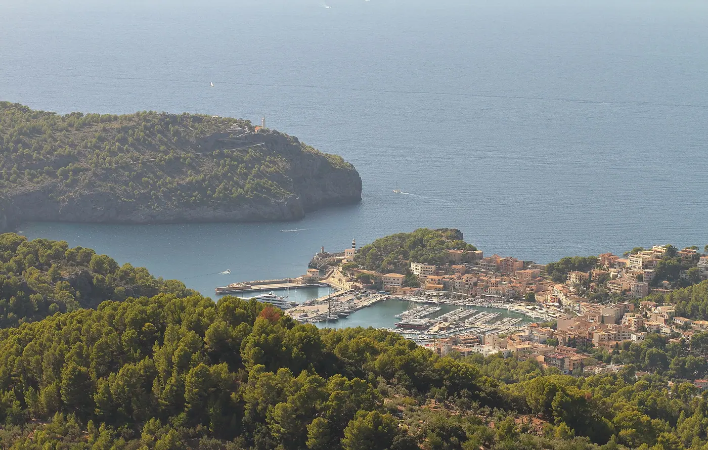 Vue plongeante sur le Port de Sóller depuis le mirador de ses Barques.