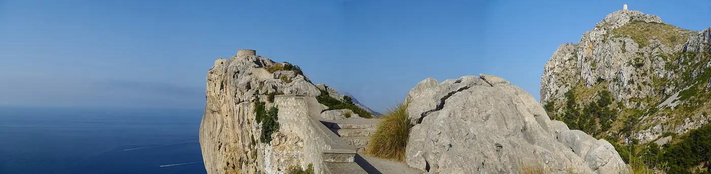 Panorama vertigineux depuis le Mirador es Colomer sur les falaises de Formentor.