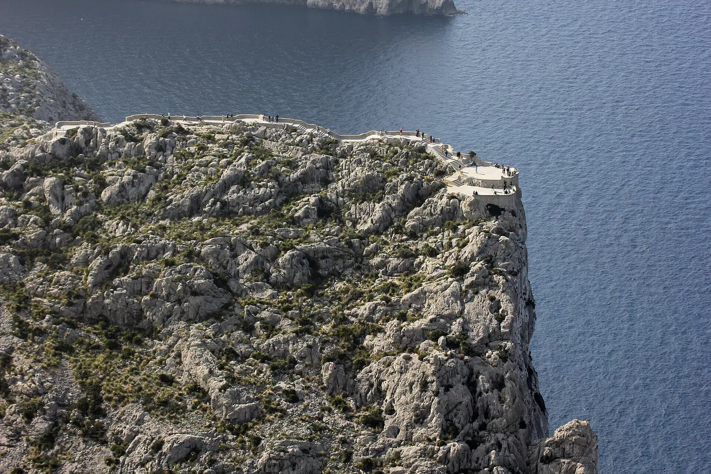 Le point de vue vertigineux du Mirador es Colomer surplombant la Méditerranée.