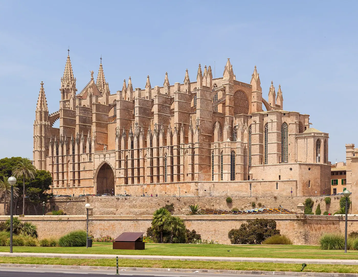 La cathédrale La Seu de Palma, chef-d'œuvre gothique face à la mer.