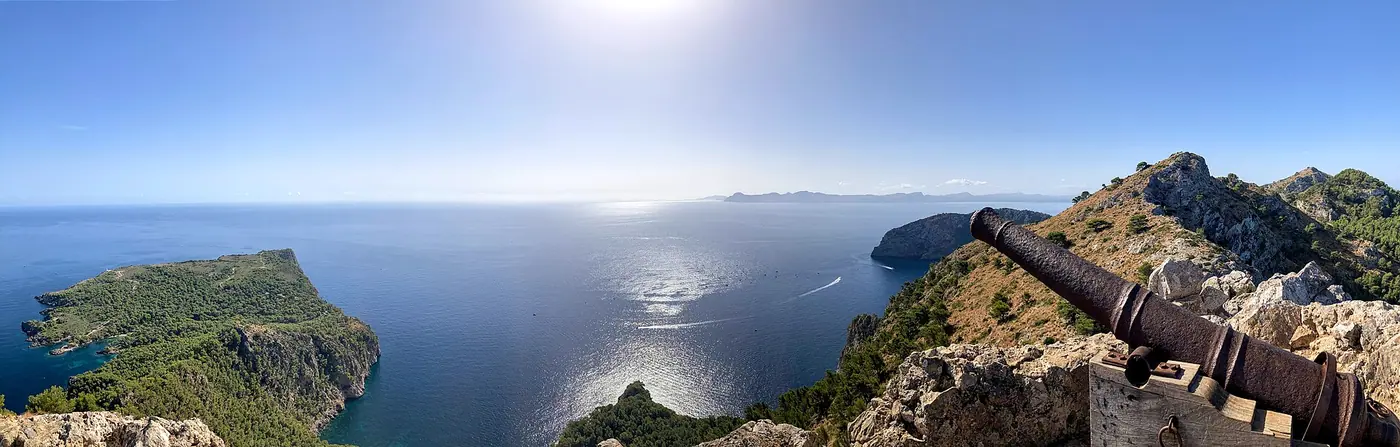 Panorama depuis le promontoire de Penya Roja avec son ancien canon face à la mer.