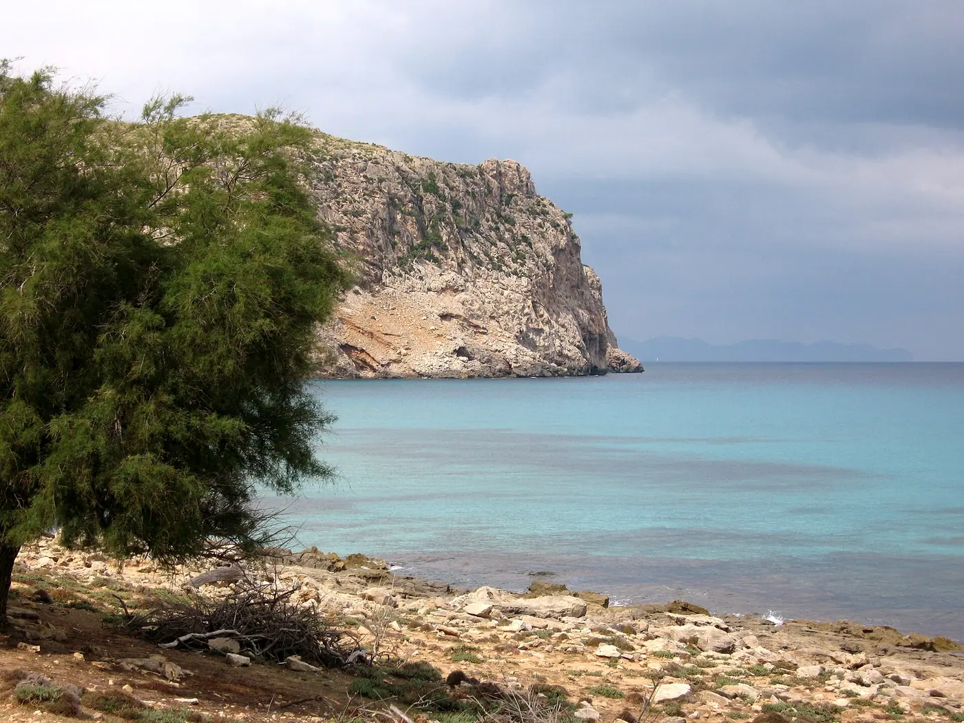 Vue sur les falaises et les eaux turquoise depuis Penya Roja.