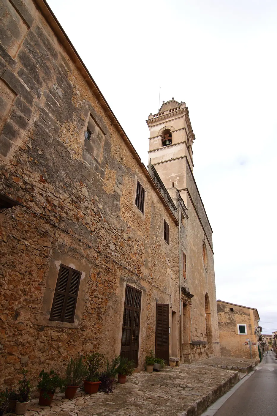 Rue de Petra avec le clocher de l'église