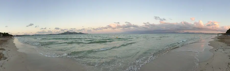 Vagues et ciel pastel au petit matin sur la Platja de Muro.
