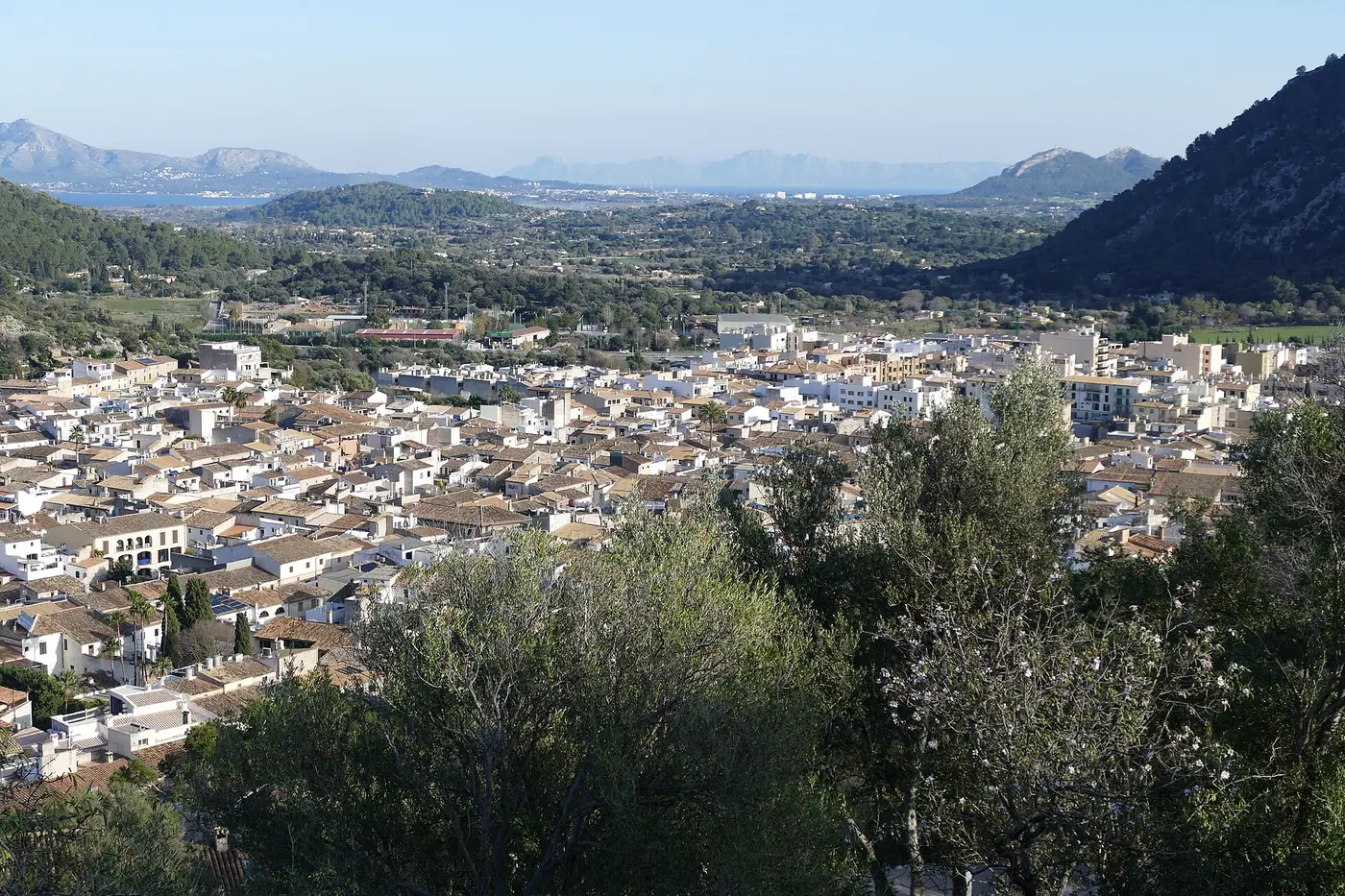 Vue sur Pollença depuis le Calvari, lumière dorée