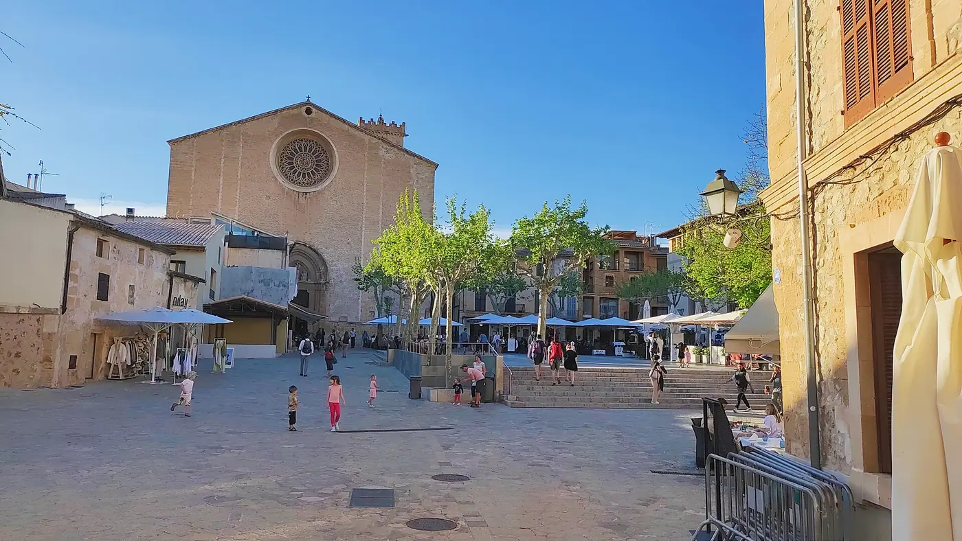 Place principale de Pollença avec son église