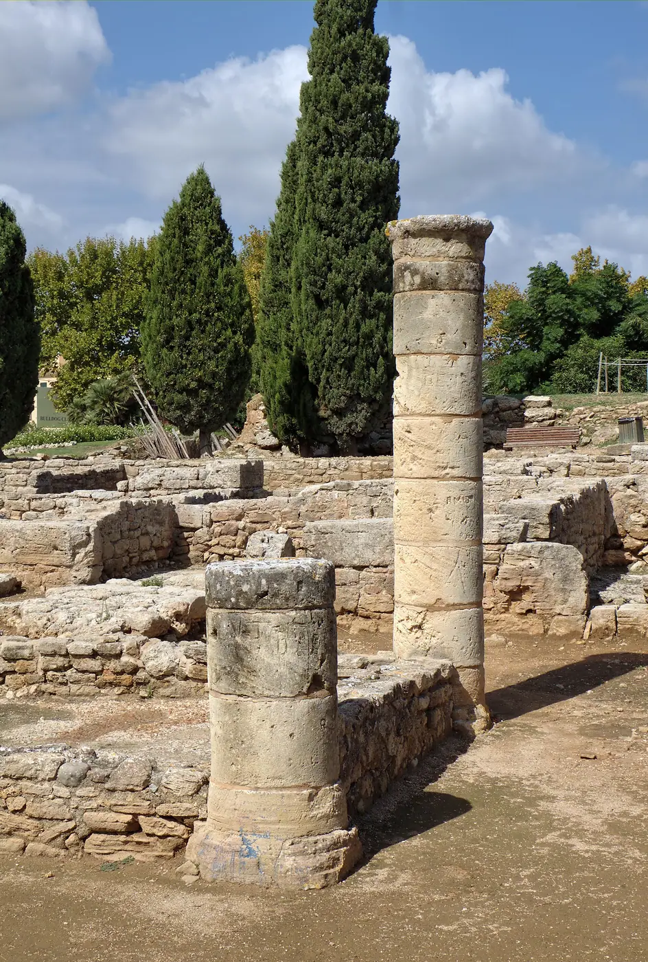 Colonnes antiques du site archéologique de Pollentia