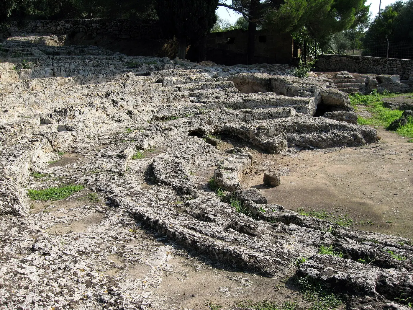 Vestiges du théâtre romain de Pollentia