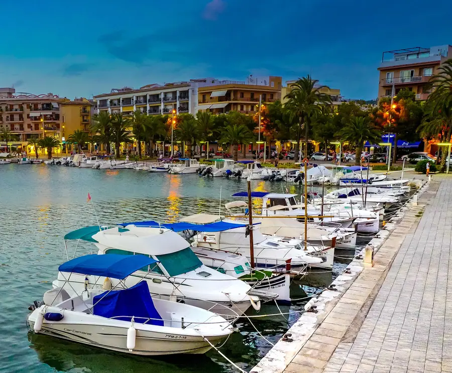 Promenade du port d'Alcúdia illuminée en soirée