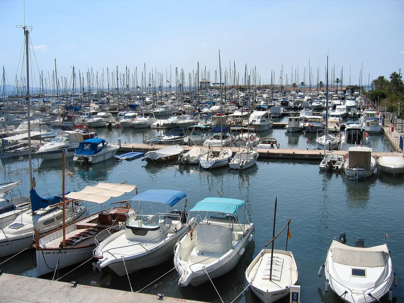 Petit port de plaisance d'Alcúdia avec bateaux à quai