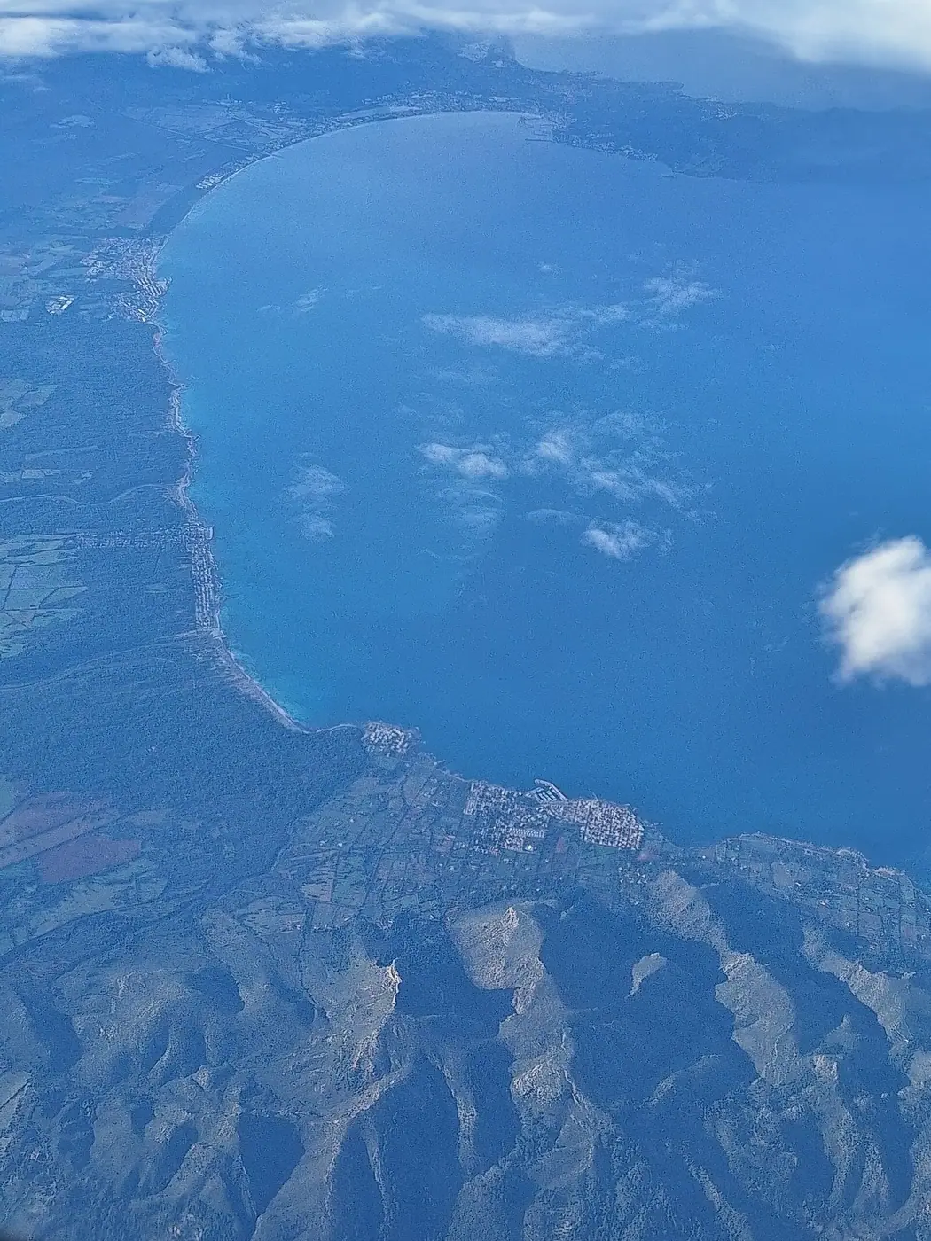 Vue aérienne de la baie d'Alcúdia et de la côte