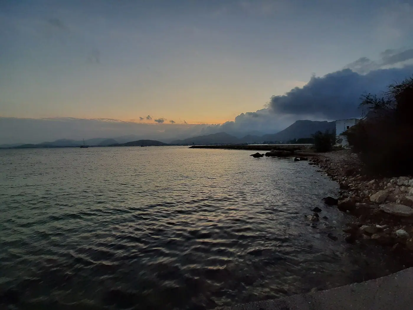 Rivage du Port de Pollença au coucher du soleil