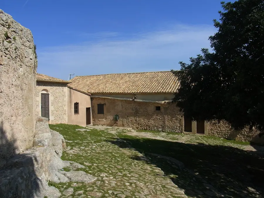 La cour intérieure de l'ermitage du Puig de Maria, sanctuaire perché au-dessus de Pollença.