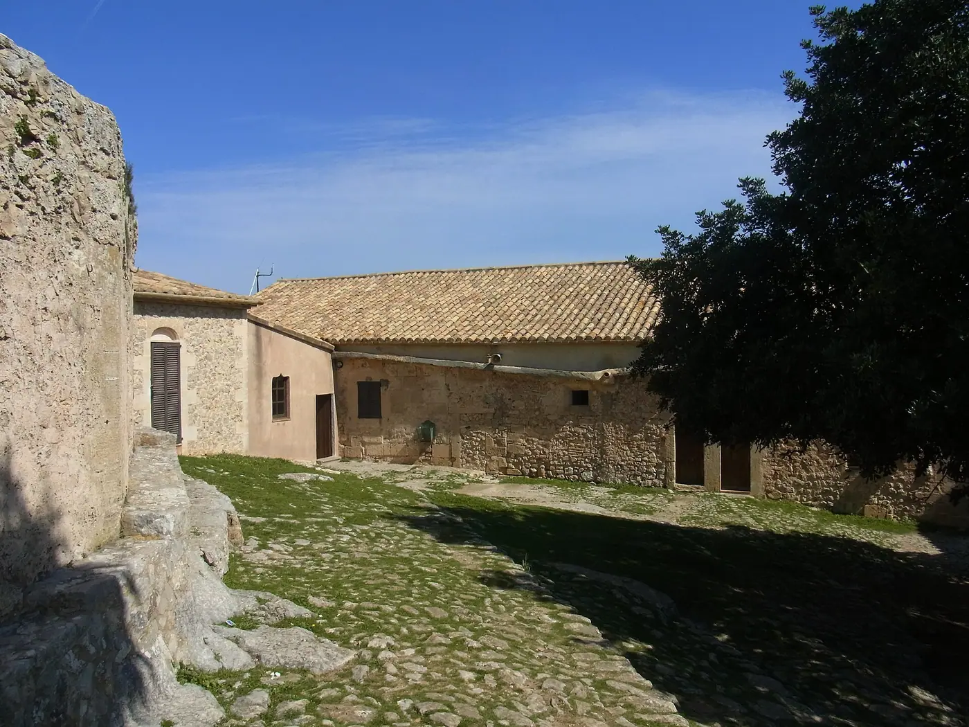 La cour intérieure de l'ermitage du Puig de Maria, sanctuaire perché au-dessus de Pollença.
