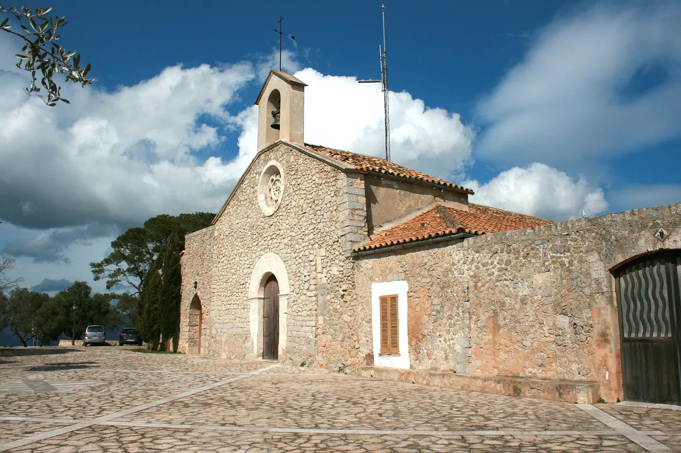 La chapelle du Puig de Santa Magdalena sous un ciel spectaculaire, au-dessus d'Inca.