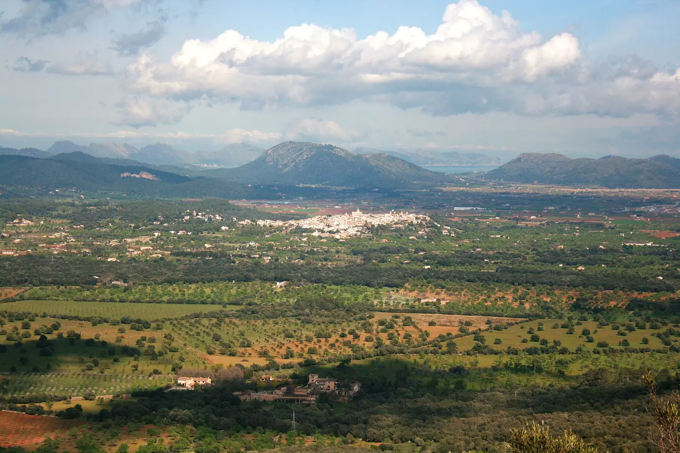 Panorama depuis le Puig de Santa Magdalena sur la plaine agricole de Majorque.