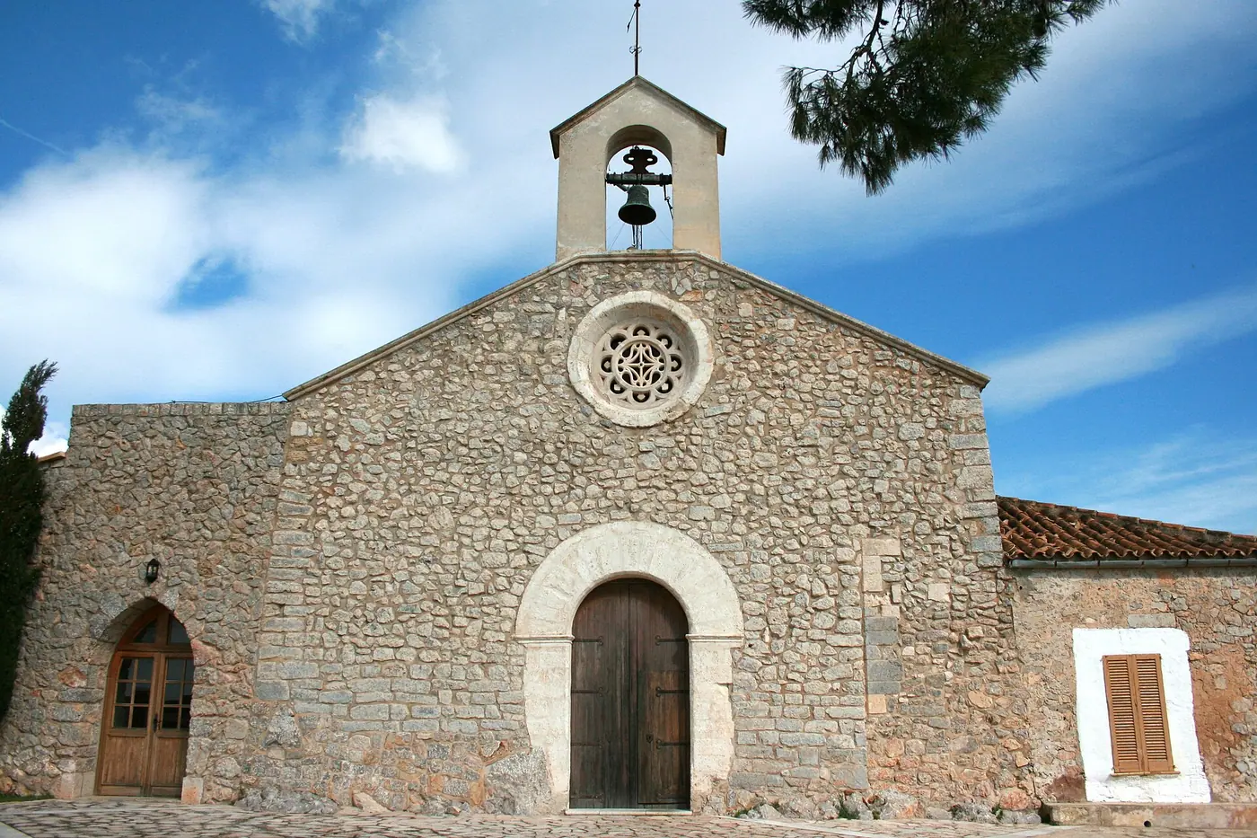 Façade de l'ermitage du Puig de Santa Magdalena et son clocheton.