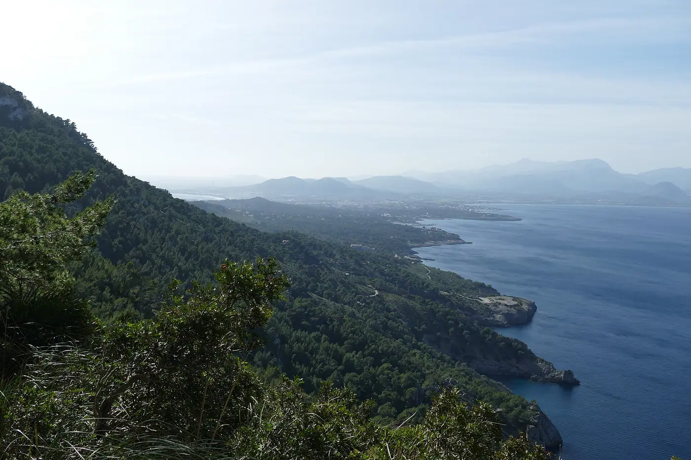 Vue large sur la côte depuis la presqu'île de la Victòria.