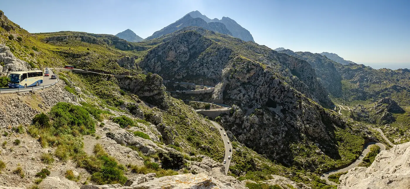 La route sinueuse Ma-2141 vers Sa Calobra, avec le fameux virage du Nus de sa Corbata.