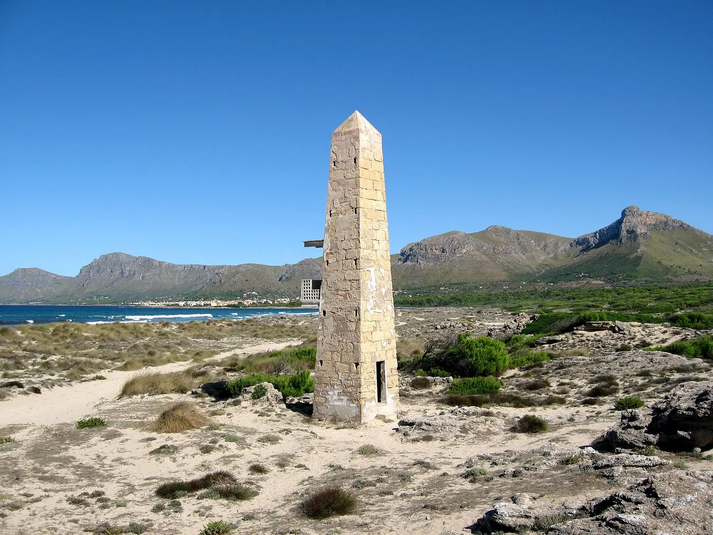 Tour de guet historique de Sa Canova avec la Serra de Tramuntana en toile de fond.