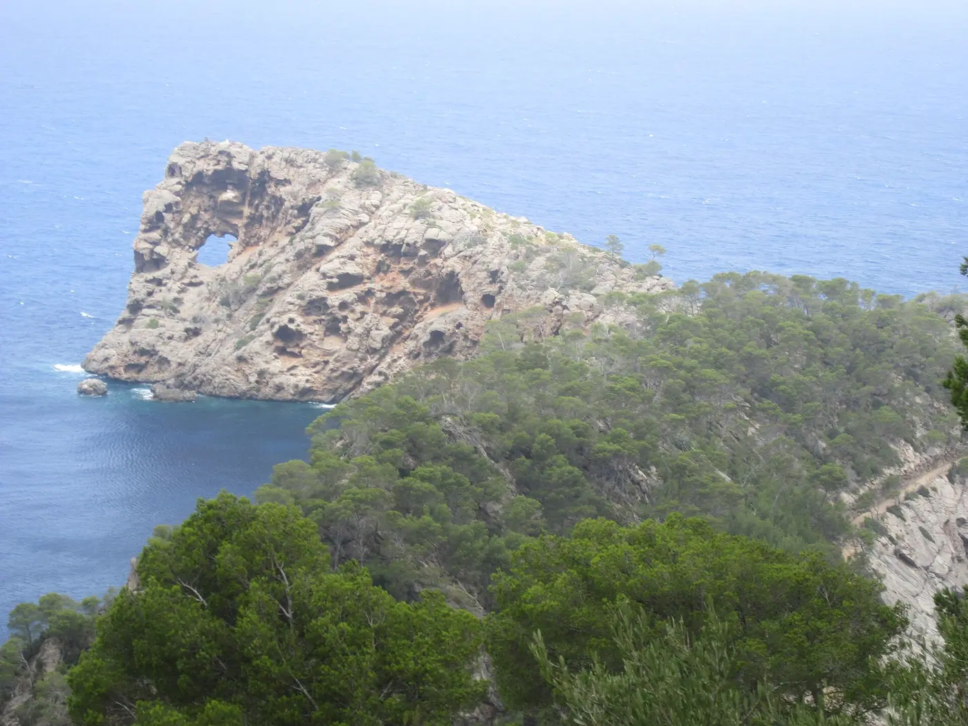 Sa Foradada, la péninsule percée d'une arche naturelle, vue depuis les hauteurs.