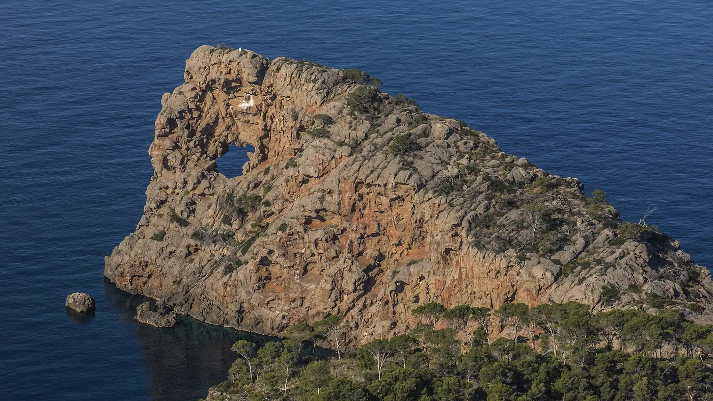 Le rocher percé de Sa Foradada se découpant sur la mer bleu profond.