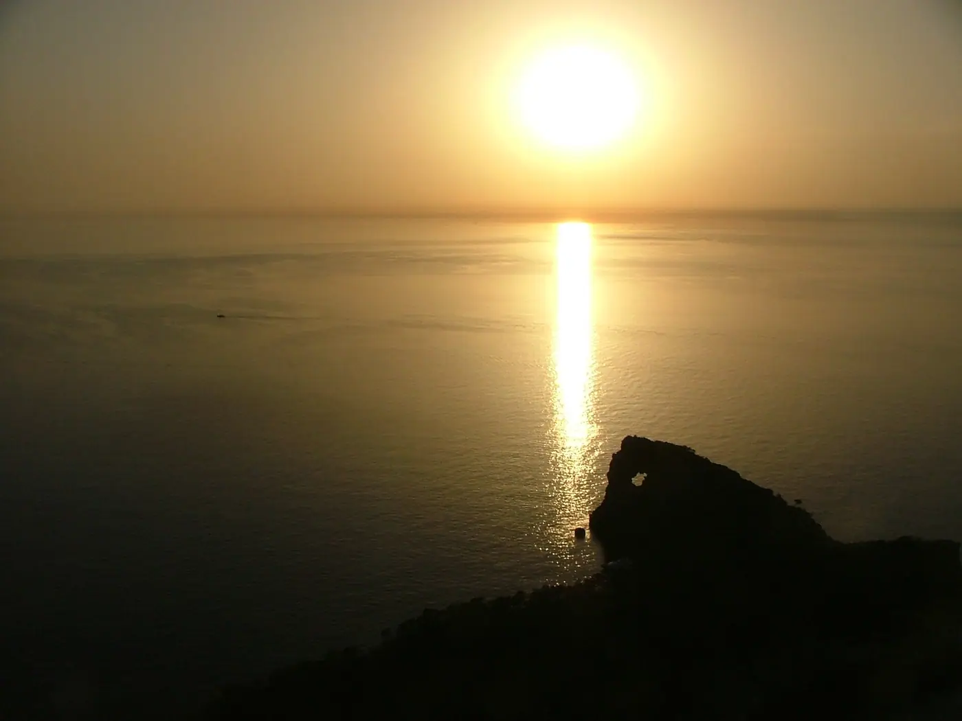 Coucher de soleil doré sur la silhouette de Sa Foradada depuis Son Marroig.