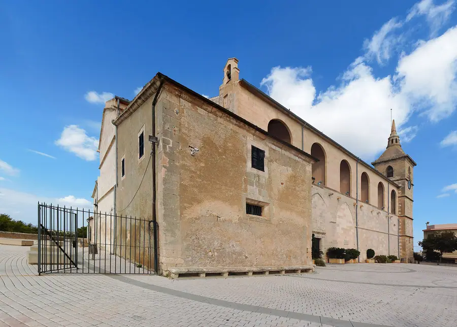 Église de Santa Margalida sous un ciel bleu