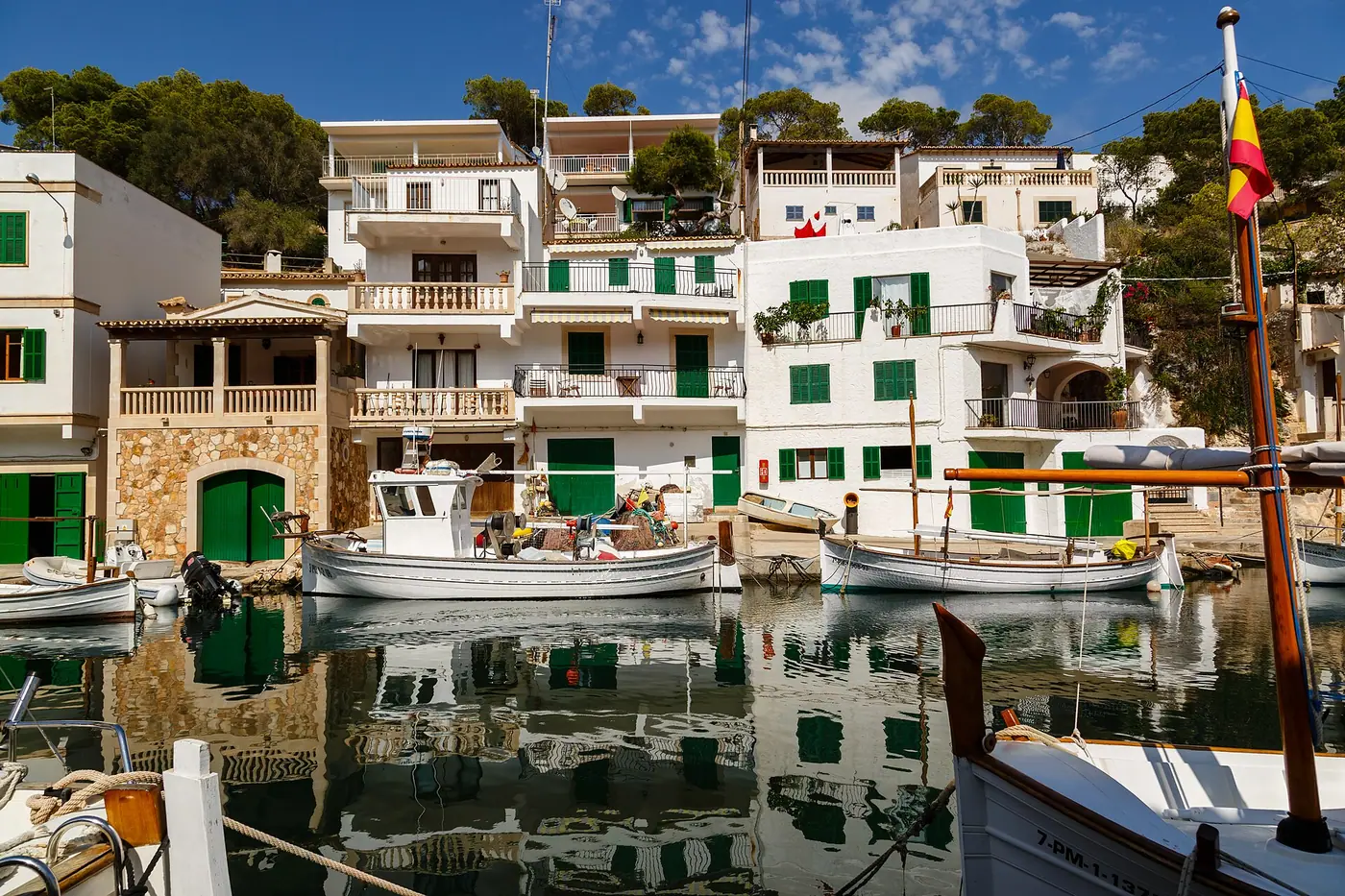 Maisons traditionnelles au bord de l'eau à Cala Figuera