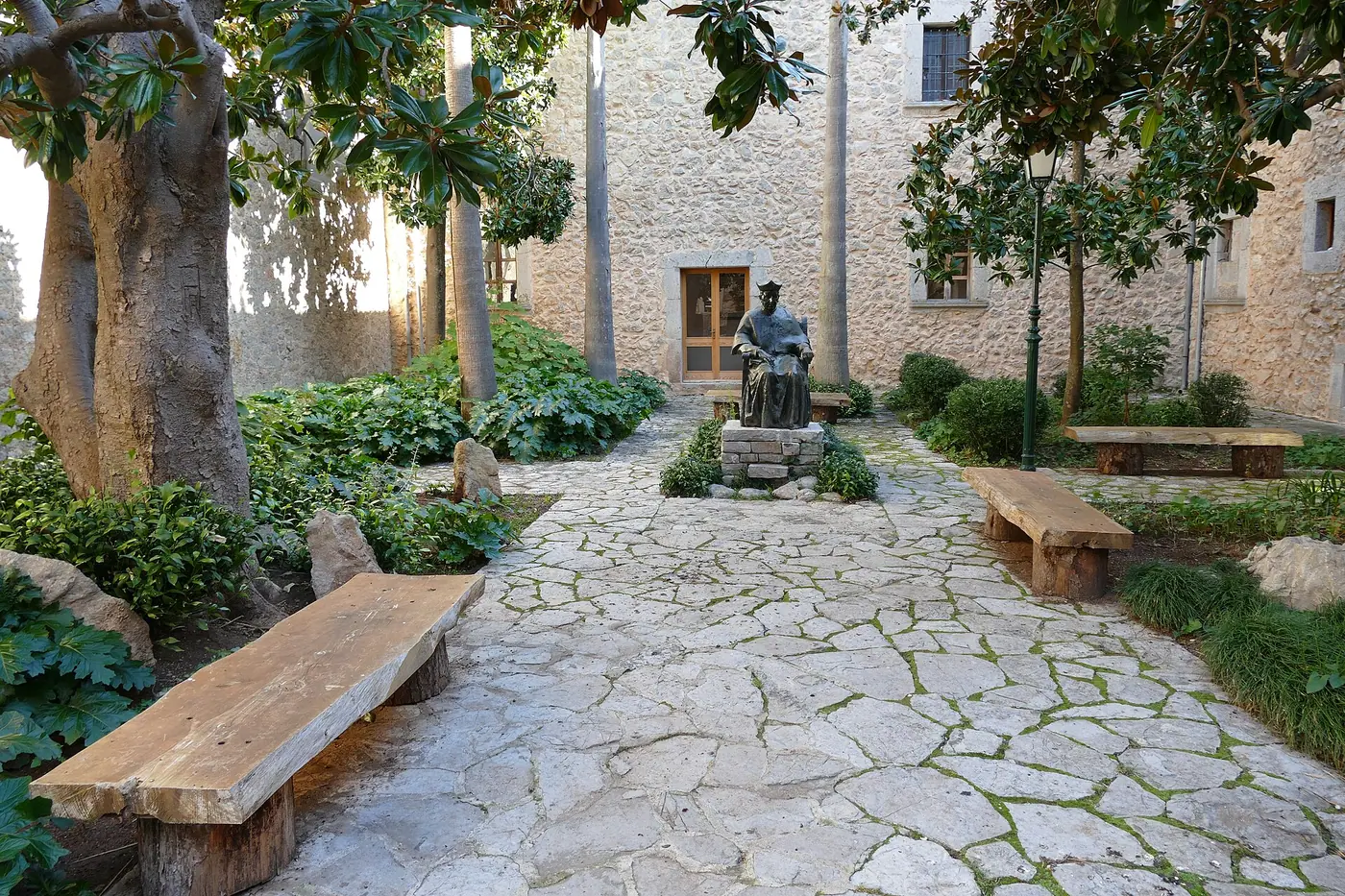 La cour intérieure du monastère de Lluc, cœur spirituel de Majorque.