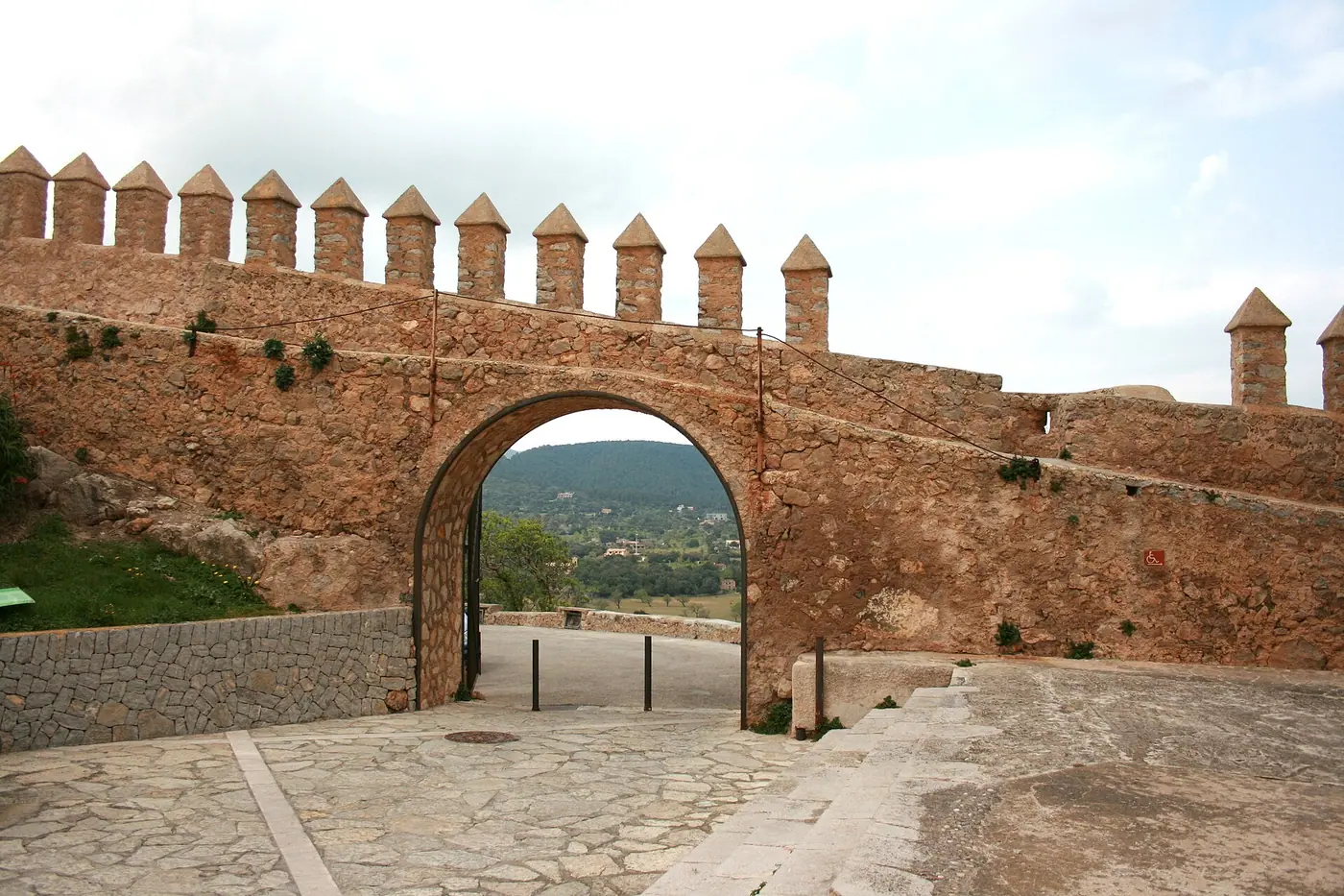 La porte fortifiée d'accès au Santuari de Sant Salvador, dominant Artà.