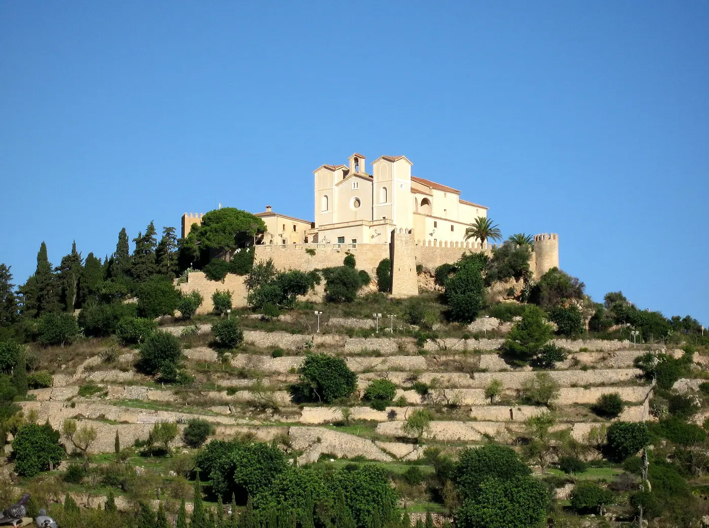 Le sanctuaire de Sant Salvador perché sur sa colline en terrasses, au-dessus d'Artà.