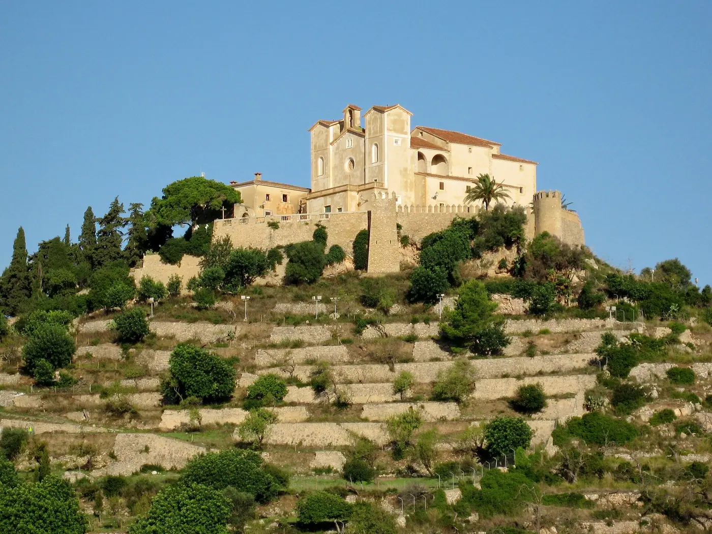 Vue d'ensemble du Santuari de Sant Salvador et ses jardins en terrasses.