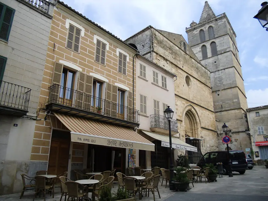 Rue animée de Sineu avec le clocher de l'église