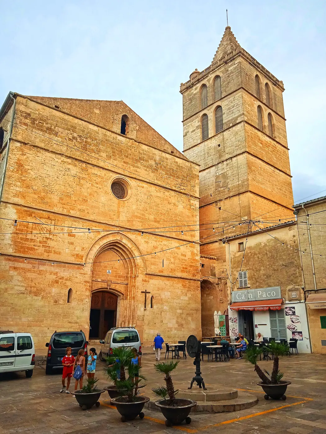 Façade dorée de l'église de Sineu au soleil