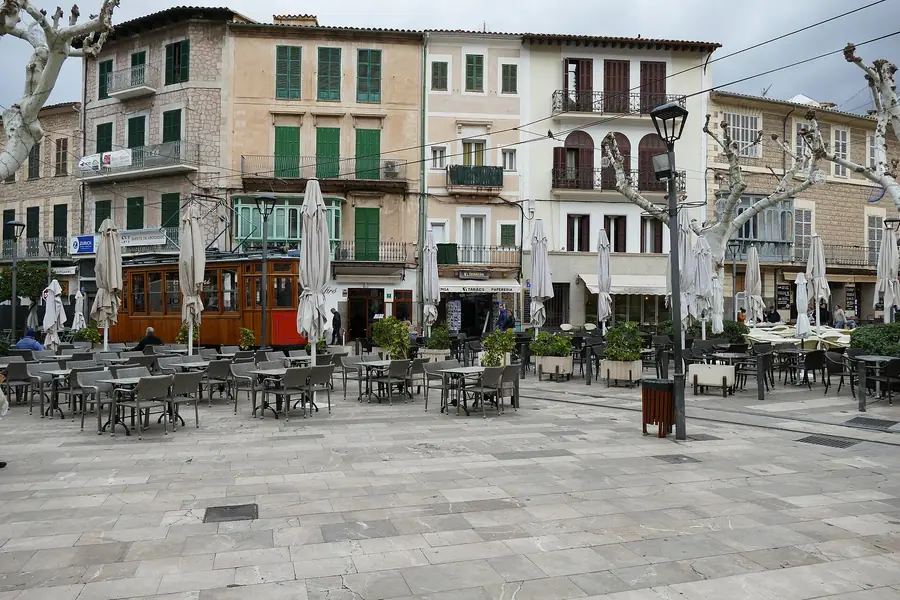 Plaça de la Constitució à Sóller avec les voies du tramway