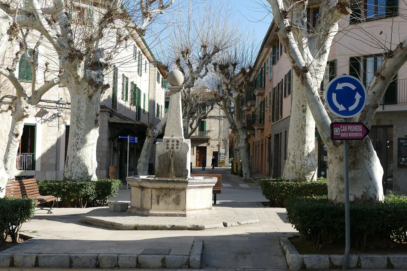 Place ombragée de Sóller avec fontaine