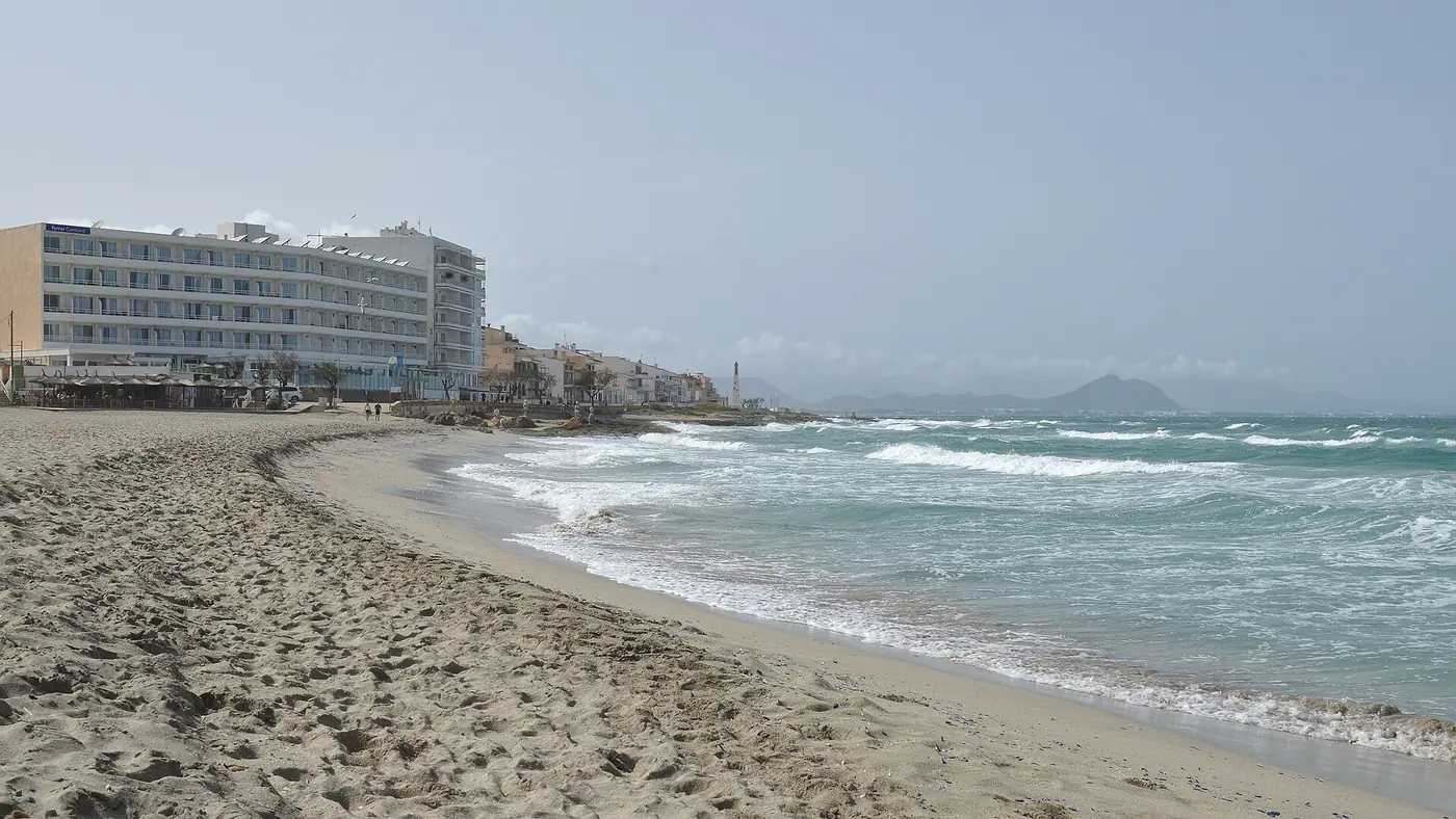 Plage de Son Bauló à Can Picafort, vagues et sable.